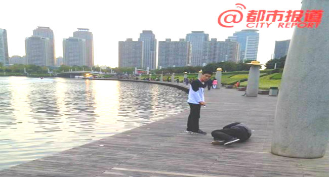 Shocking: A Chinese Company punishes sales staff by making them crawl around lake