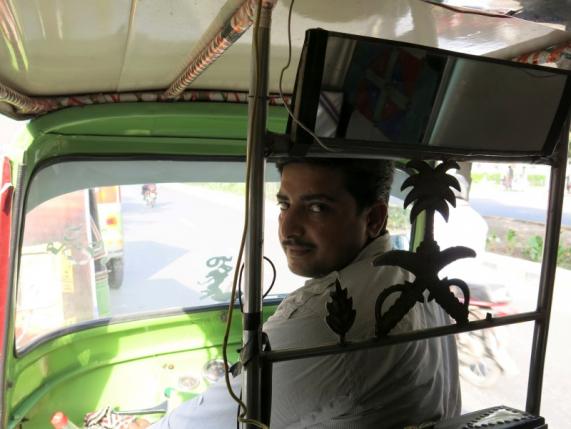 Uber’s Rival in Pakistan Uses Rickshaws, Low-Tech Phones