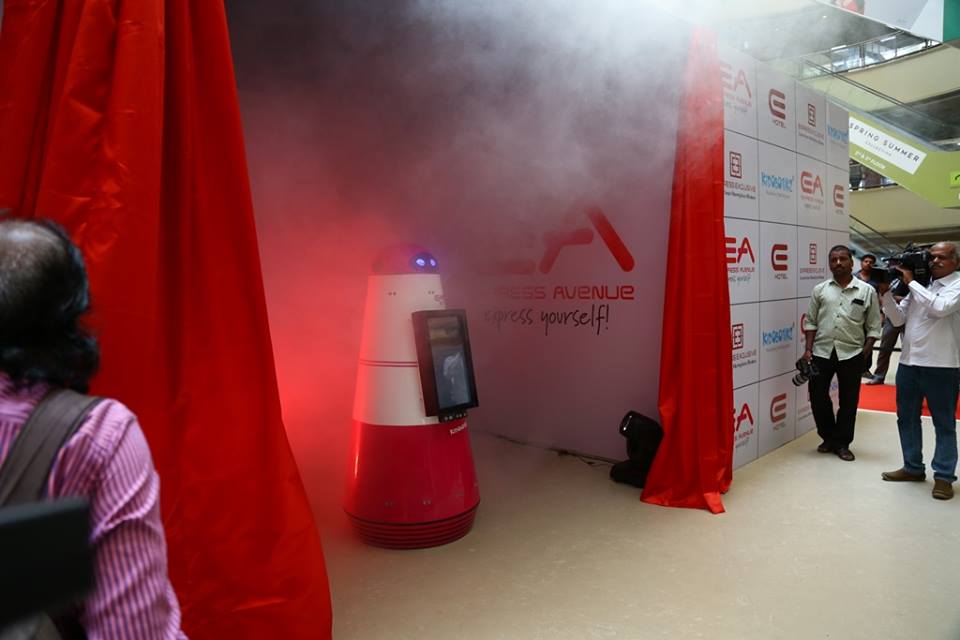 Express Avenue Launches Robot to Enhance Visitors Experience