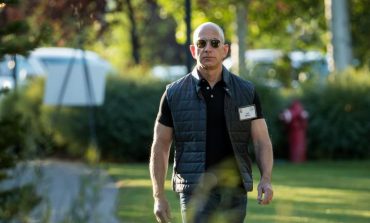 Bezos accuses Enquirer of 'blackmail' over intimate photos