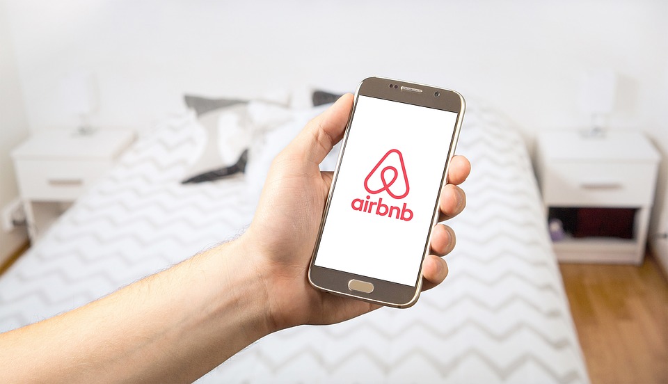 Airbnb lay off nearly 1,900 employees, about 25% workforce